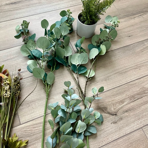 ❌SOLD❌ Bundle of Mixed Artificial and Silk Flowers, Stems - Picture 2 of 5